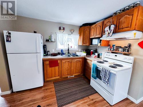 9033 Elwood Drive, Dawson Creek, BC - Indoor Photo Showing Kitchen With Double Sink