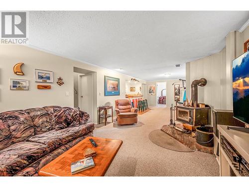 395 Edith Gay Road, Kelowna, BC - Indoor Photo Showing Living Room
