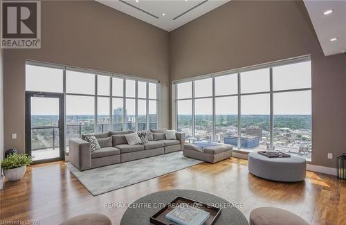 #701 -505 Talbot St, London, ON - Indoor Photo Showing Living Room