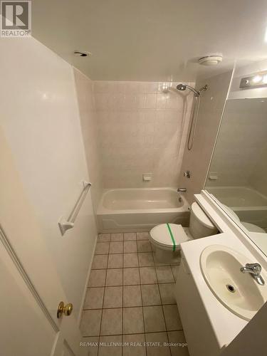 C1 - 108 Finch Avenue W, Toronto, ON - Indoor Photo Showing Bathroom