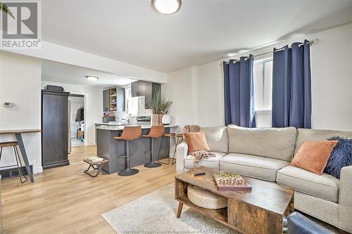 2154 Bruce Avenue, Windsor, ON - Indoor Photo Showing Living Room