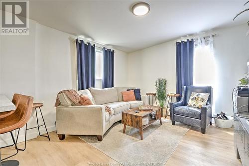 2154 Bruce Avenue, Windsor, ON - Indoor Photo Showing Living Room