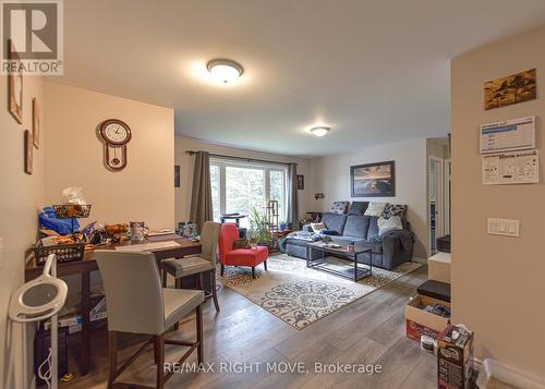2082 Centre Ave, Severn, ON - Indoor Photo Showing Living Room