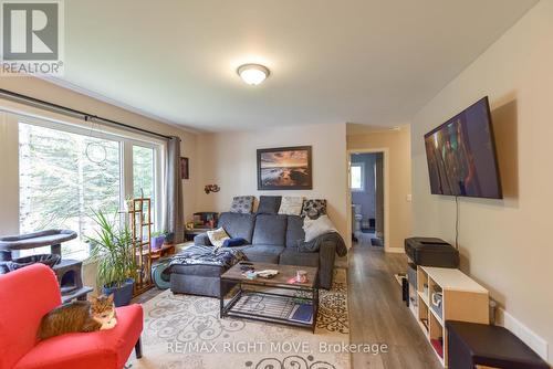 2082 Centre Ave, Severn, ON - Indoor Photo Showing Living Room