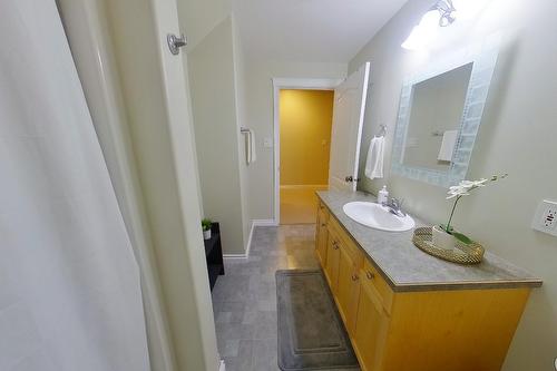 114 16Th Street S, Cranbrook, BC - Indoor Photo Showing Bathroom
