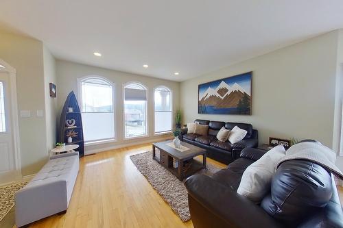 114 16Th Street S, Cranbrook, BC - Indoor Photo Showing Living Room