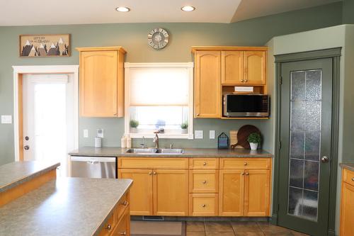 114 16Th Street S, Cranbrook, BC - Indoor Photo Showing Kitchen With Double Sink