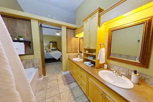 114 16Th Street S, Cranbrook, BC - Indoor Photo Showing Bathroom