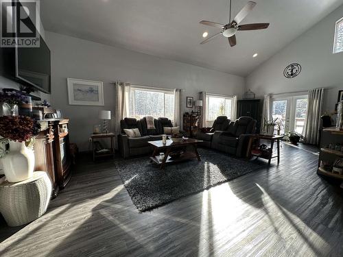 2301 Mackenzie 20 Highway, Hagensborg, BC - Indoor Photo Showing Living Room