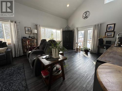 2301 Mackenzie 20 Highway, Hagensborg, BC - Indoor Photo Showing Living Room