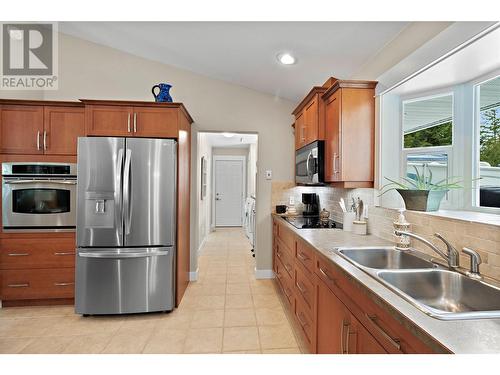1167 Jordan Way, Scotch Creek, BC - Indoor Photo Showing Kitchen With Double Sink