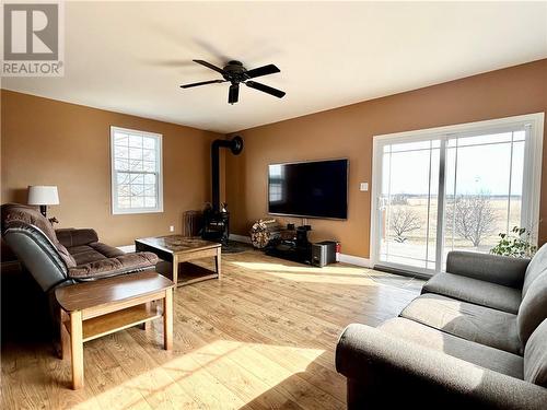 12420 Ormond Road, Winchester, ON - Indoor Photo Showing Living Room