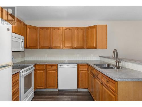 118 Verna Court, Kelowna, BC - Indoor Photo Showing Kitchen With Double Sink