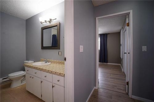 209 1St Avenue S, Oakville, MB - Indoor Photo Showing Bathroom