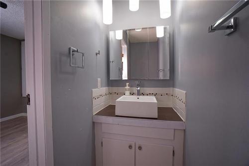 209 1St Avenue S, Oakville, MB - Indoor Photo Showing Bathroom