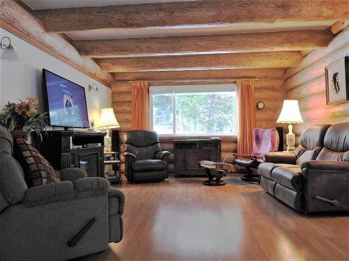 86 Campbell Road, Cherryville, BC - Indoor Photo Showing Living Room