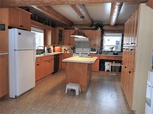86 Campbell Road, Cherryville, BC - Indoor Photo Showing Kitchen