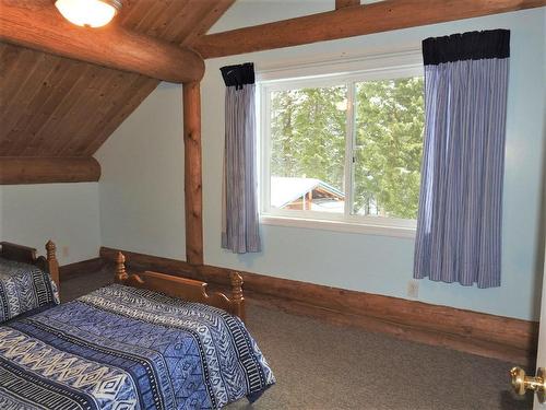 86 Campbell Road, Cherryville, BC - Indoor Photo Showing Bedroom