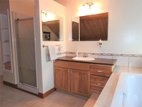 86 Campbell Road, Cherryville, BC - Indoor Photo Showing Bathroom