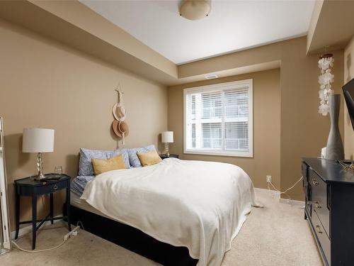 225-850 Saucier Avenue, Kelowna, BC - Indoor Photo Showing Bedroom
