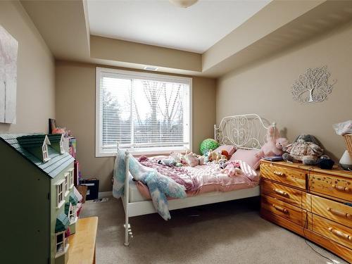 225-850 Saucier Avenue, Kelowna, BC - Indoor Photo Showing Bedroom