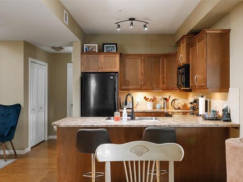 225-850 Saucier Avenue, Kelowna, BC - Indoor Photo Showing Kitchen
