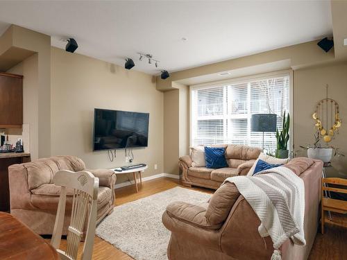 225-850 Saucier Avenue, Kelowna, BC - Indoor Photo Showing Living Room