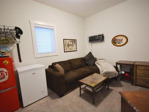 102-68 Roy Avenue, Penticton, BC - Indoor Photo Showing Living Room