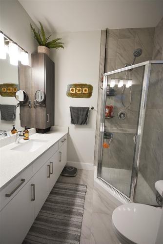 102-68 Roy Avenue, Penticton, BC - Indoor Photo Showing Bathroom