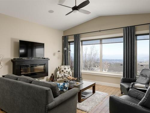1-1836 Tower Ranch Boulevard, Kelowna, BC - Indoor Photo Showing Living Room With Fireplace