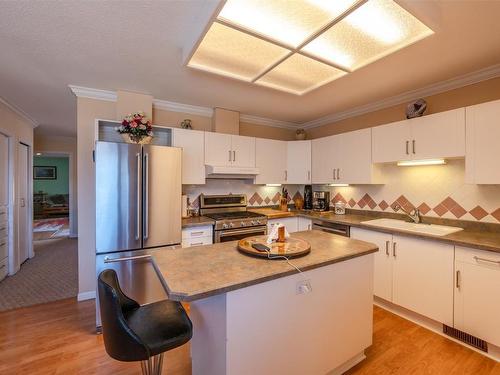 149 Pineview Drive, Kaleden, BC - Indoor Photo Showing Kitchen