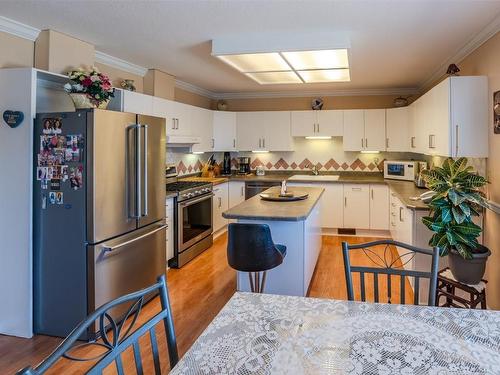 149 Pineview Drive, Kaleden, BC - Indoor Photo Showing Kitchen With Stainless Steel Kitchen With Upgraded Kitchen
