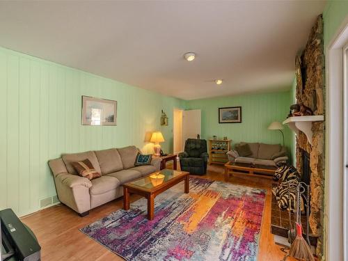 149 Pineview Drive, Kaleden, BC - Indoor Photo Showing Living Room