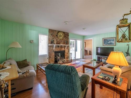 149 Pineview Drive, Kaleden, BC - Indoor Photo Showing Living Room With Fireplace