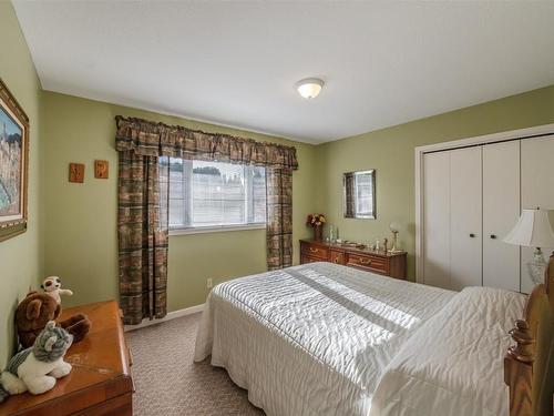 149 Pineview Drive, Kaleden, BC - Indoor Photo Showing Bedroom