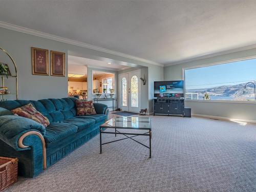 149 Pineview Drive, Kaleden, BC - Indoor Photo Showing Living Room