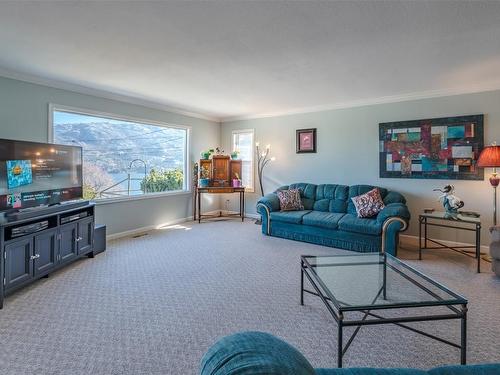 149 Pineview Drive, Kaleden, BC - Indoor Photo Showing Living Room