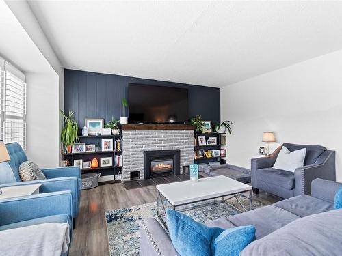 2804 38 Street, Vernon, BC - Indoor Photo Showing Living Room With Fireplace