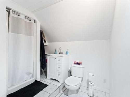 2804 38 Street, Vernon, BC - Indoor Photo Showing Bathroom