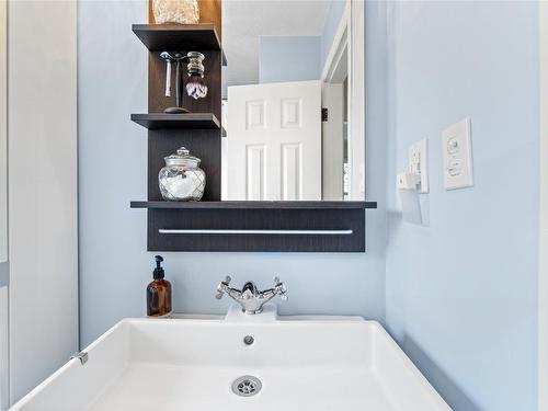 2804 38 Street, Vernon, BC - Indoor Photo Showing Bathroom
