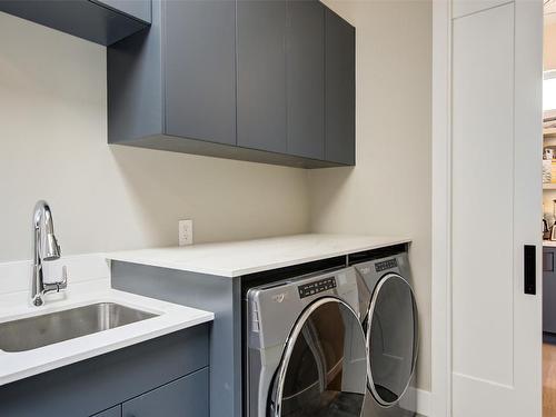 731 Carnoustie Drive, Kelowna, BC - Indoor Photo Showing Laundry Room