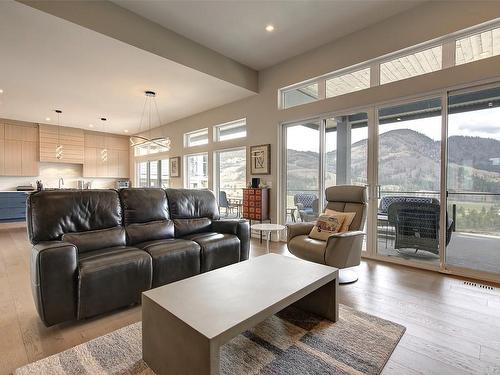 731 Carnoustie Drive, Kelowna, BC - Indoor Photo Showing Living Room