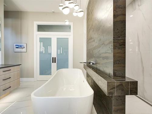 731 Carnoustie Drive, Kelowna, BC - Indoor Photo Showing Bathroom