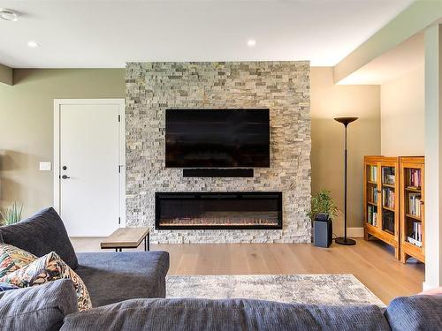 731 Carnoustie Drive, Kelowna, BC - Indoor Photo Showing Living Room With Fireplace