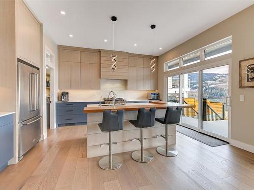 731 Carnoustie Drive, Kelowna, BC - Indoor Photo Showing Kitchen With Upgraded Kitchen