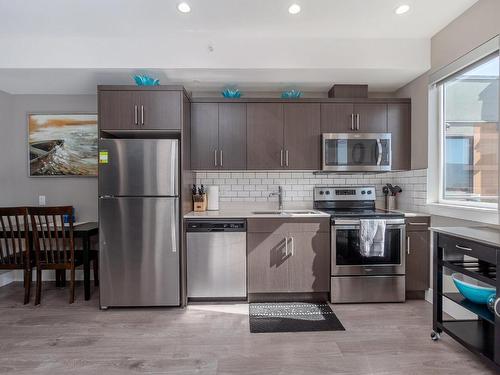 635-925 Leon Avenue, Kelowna, BC - Indoor Photo Showing Kitchen With Upgraded Kitchen