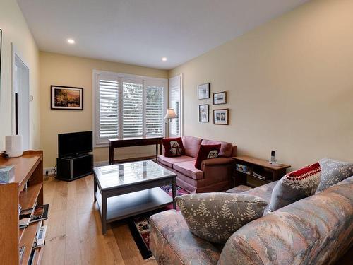 2-935 Borden Avenue, Kelowna, BC - Indoor Photo Showing Living Room