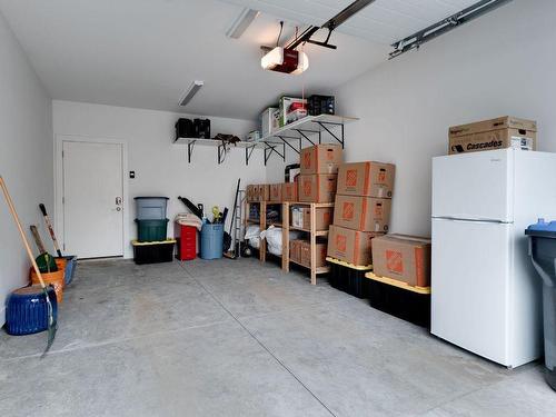 2-935 Borden Avenue, Kelowna, BC - Indoor Photo Showing Garage