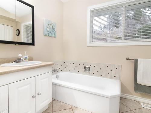 2863 Belgo Road, Kelowna, BC - Indoor Photo Showing Bathroom