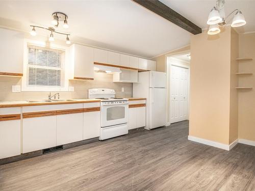 2863 Belgo Road, Kelowna, BC - Indoor Photo Showing Kitchen